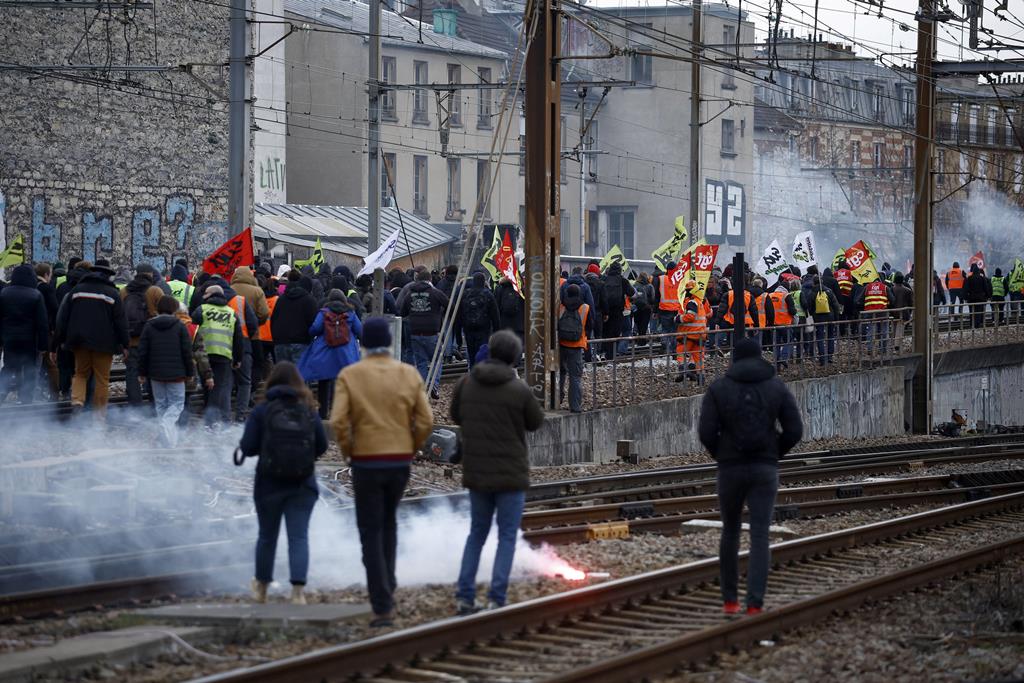 Manifestantes contra as alterações ao sistema de pensões bloqueiam estação de comboios em França. Foto: Yoan Valat/Epa
