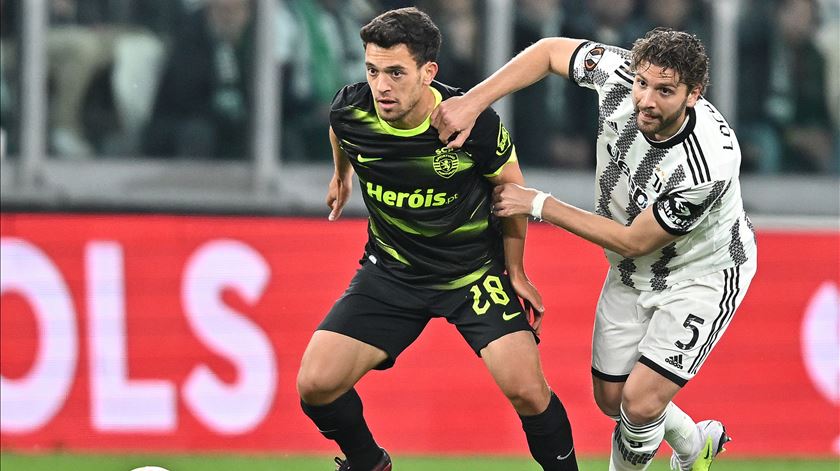 Locatelli e Pedro Gonçalves durante o Juventus vs Sporting. Foto: Alessandro Di Marco/EPA