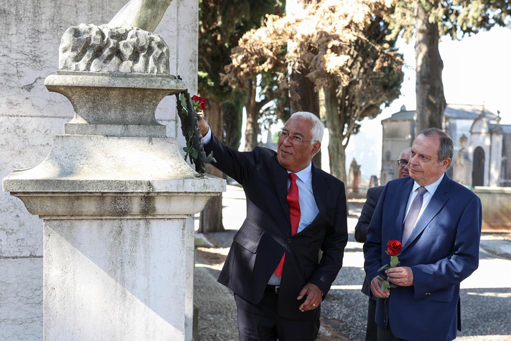António Costa e Carlos César - PS - nas comemorações dos 50 anos do Partido Socialista. Foto: Miguel A. Lopes/Lusa