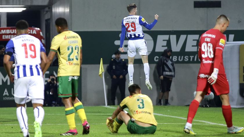 Toni Martinez marca pelo FC Porto ao Paços Ferreira. Foto: Manuel Fernando Araujo/EPA