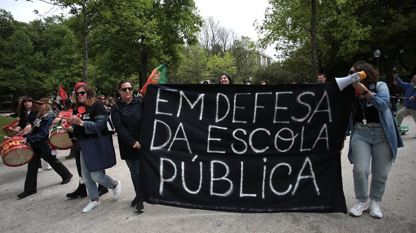 "Costa escuta, a escola está em luta". Milhares de pessoas em protesto no Porto