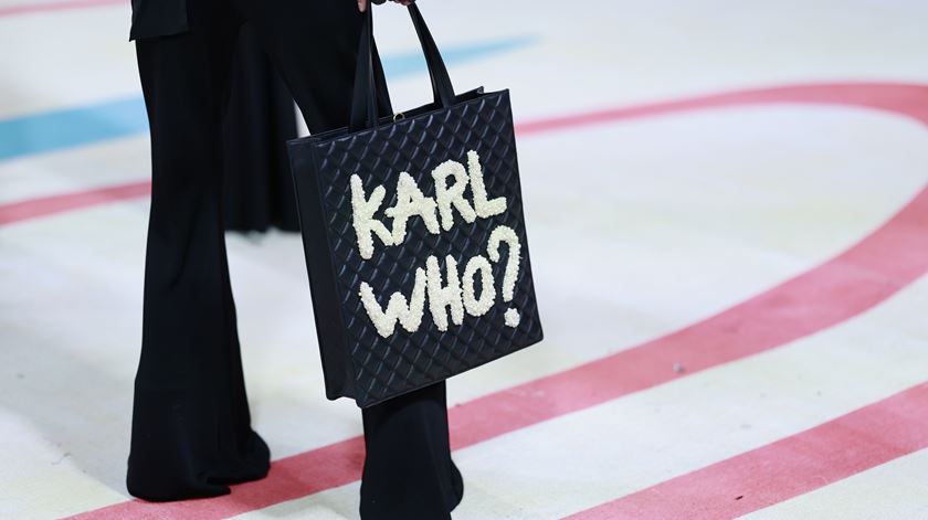  Mala com a inscrição "Karl Quem?" Foto: Justin Lane/EPA