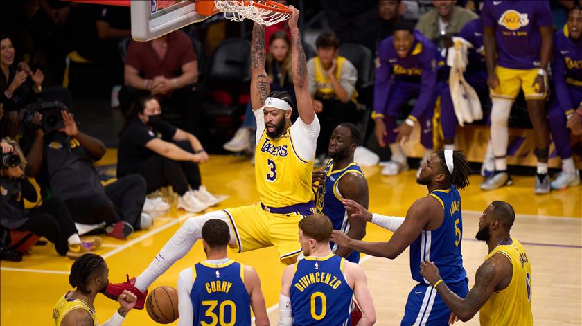 Após quebrar série de derrotas, Lakers perdem para os Kings em Los