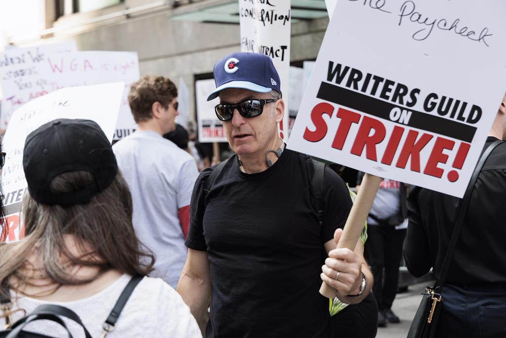 Ator Bob Odenkirk apoia greve dos argumentistas nos Estados Unidos. Foto: Justin Lane/EPA