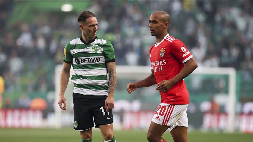 Nuno Santos e João Mário no Sporting vs Benfica. Foto: José Sena Goulão/Lusa (clique na imagem para ver a fotogaleria)