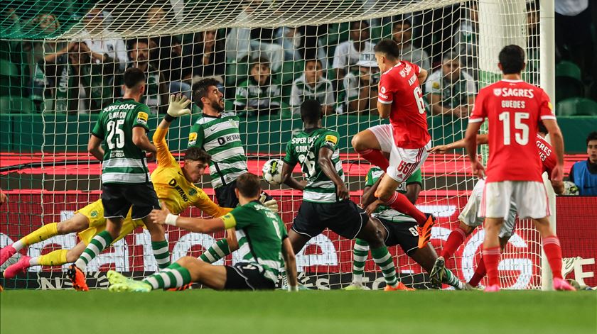 João Neves faz o 2-2 no Sporting vs Benfica. Foto: Nuno Veiga/Lusa (clique na seta para ver a fotogaleria)