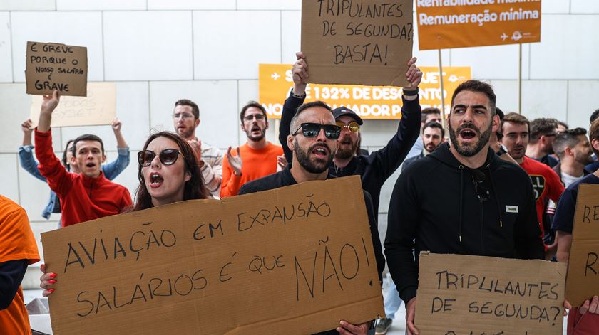 Tripulantes da easyJet em protesto no aeroporto de Lisboa. Foto: Miguel A. Lopes/Lusa
