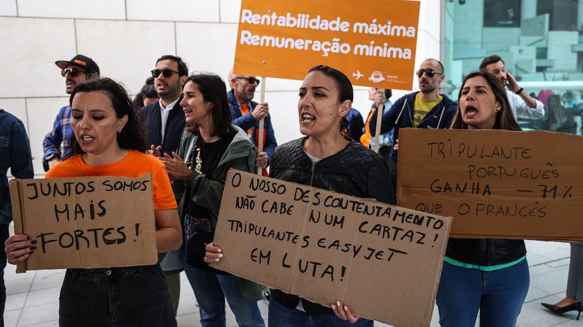 Tripulantes da easyJet em protesto no aeroporto de Lisboa. Foto: Miguel A. Lopes/Lusa