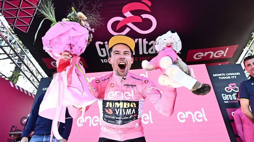 Primoz Roglic camisola rosa na penúltima etapa da Volta a Itália. Foto: Luca Zennaro/EPA