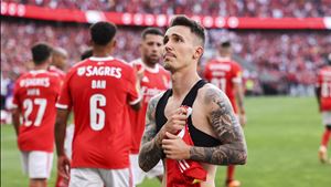 Assobiado pelos adeptos, Grimaldo marca e emociona-se na despedida do Benfica