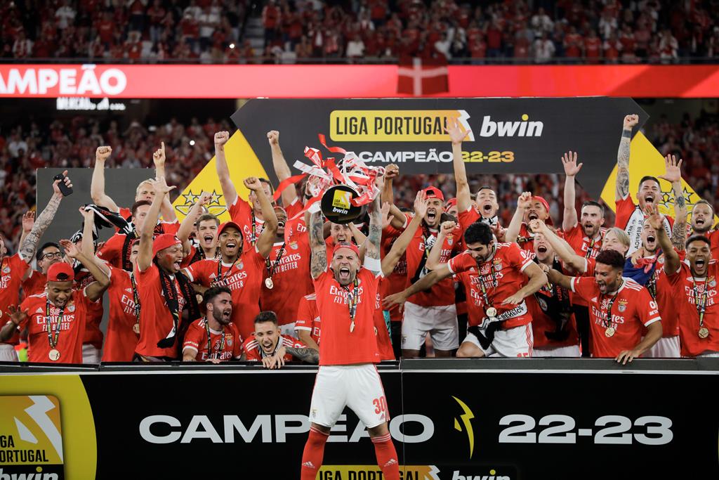 Otamendi levantou a Taça. Foto: Paulo Cunha/Lusa