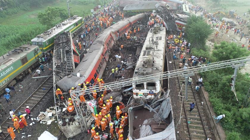Acidente ferroviário mata centenas na Índia. Foto: National Disaster Response Force / Handout/EPA