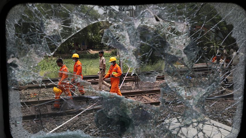 Acidente ferroviário mata centenas na Índia. Foto: Piyal Adhikary/EPA