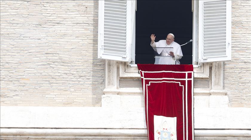 Papa Francisco na oração do Angelus, este domingo. Foto: Fabio Frustaci/EPA
