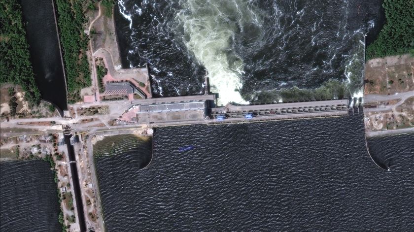 Barragem de Kakhovka destruída no sul da Ucrânia  Foto: Maxar Technologies Handout/EPA