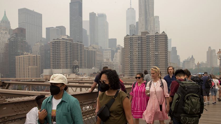 Fumo cobre Manhattan e Brooklyn Foto: Sarah Yenesel/EPA