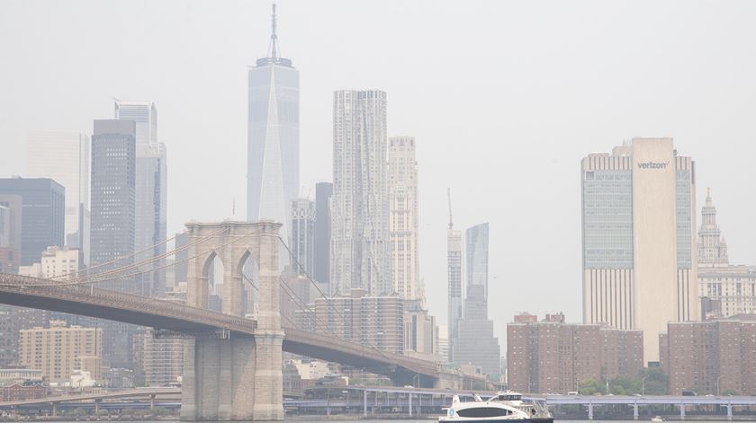 Fumo dos incêndios em Manhattan e na ponte de Brooklyn   Foto: Sarah Yenesel/EPA