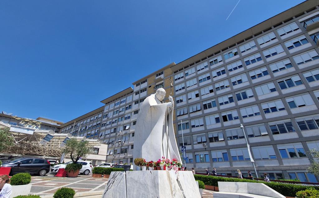 Estátua de João Paulo II em frente ao hospital Gemelli onde está internado o Papa Francisco Foto: Giuseppe Lami/EPA