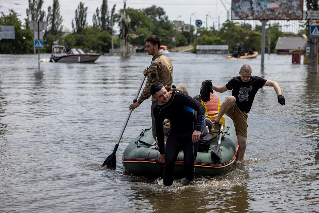  As Nações Unidas afirmam ter conseguido apoiar 30.000 pessoas, em áreas inundadas sob controle ucraniano, até ao momento.Foto: Stas Kozliuk/EPA