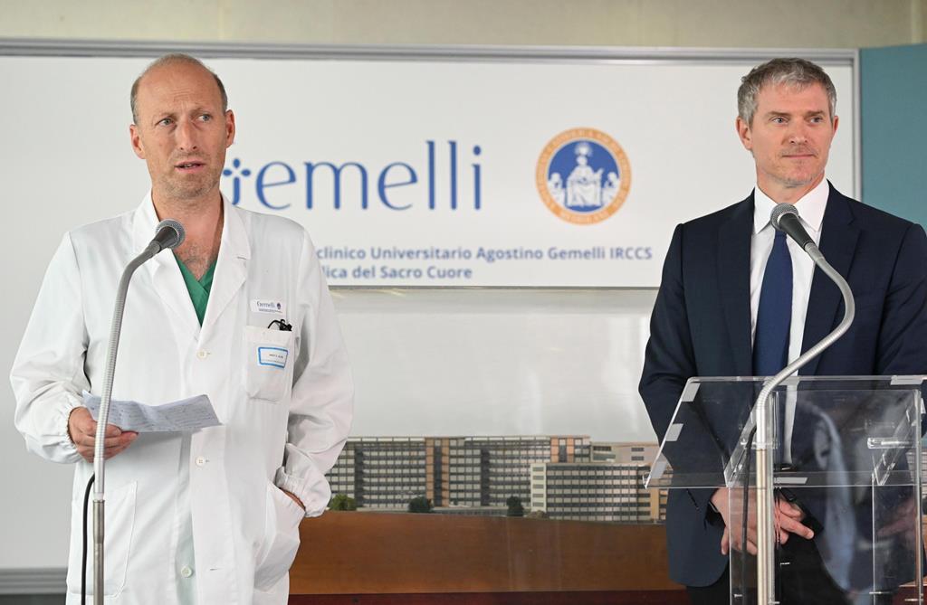 Cirurgião Sergio Alfieri e Matteo Bruni, porta-voz do Vaticano. Foto: Claudio Peri/EPA