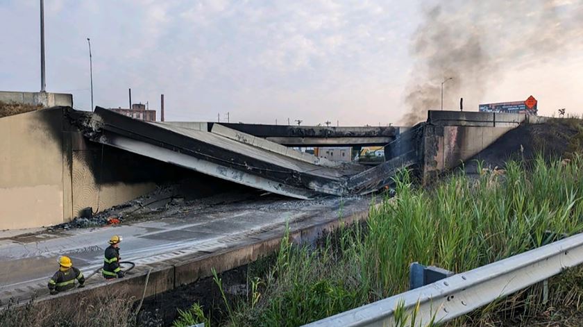 Interstate 95 (I-95), em Filadélfia, ruiu na sequência de um incêndio num camião-cisterna. Foto: Philadelphia Fire Department Handout/EPA