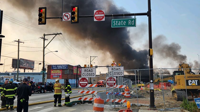 Interstate 95 (I-95), em Filadélfia, ruiu na sequência de um incêndio num camião-cisterna. Foto: Philadelphia Fire Department Handout/EPA