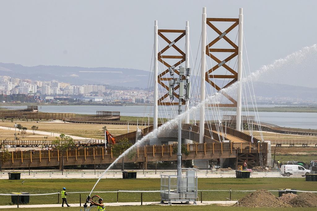 Obras de construção da Jornada Mundial da Juventude - JMJ - ponte pedonal rio Trancão Foto: Manuel De Almeida/Lusa
