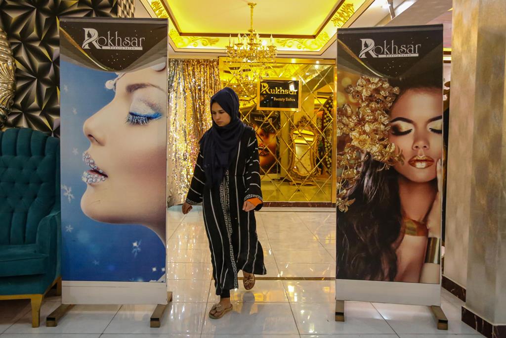 Talibãs já tinham proibido, entre outras coisas, cabeleireiros e salões de beleza no Afeganistão Foto: Samiullah Popal/EPA