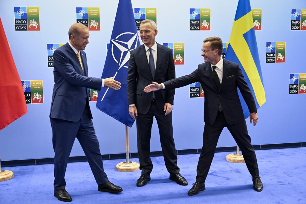 Presidente turco, Tayyip Erdogan, cumprimenta primeiro-ministro sueco, Ulf Kristersson, junto ao secretário-geral da NATO, Jens Stoltenberg.Foto: Henrik Montgomery/EPA