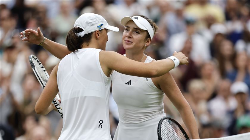 O abraço final de Svitolina e Swiatek. Foto: Tolga Akmen/EPA