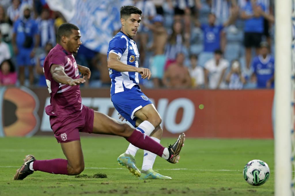 FC Porto goleia Cardiff City com dois golos de Toni Martínez - SIC