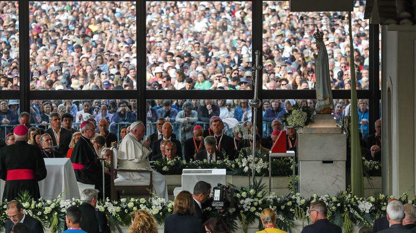 Papa reza na Capelinha das Aparições em Fátima. Foto: António Cotrim/Lusa