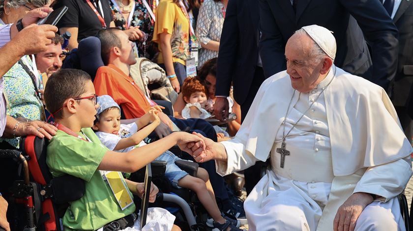 Papa Francisco abençoa pessoas com deficiência em Fátima. Foto: Antonio Cotrim/EPA