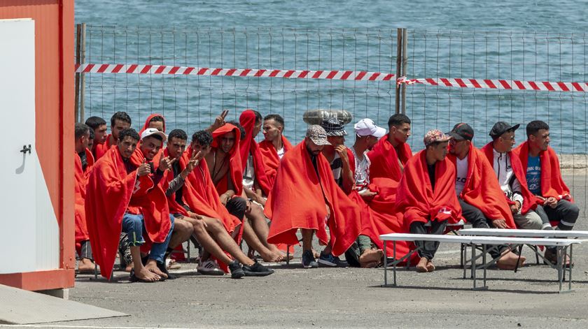 Migrantes resgatados ao pé de Lanzarote. Foto: Adriel Perdomo/EPA
