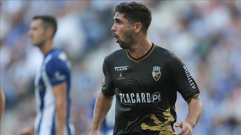 Rui Costa marca pelo Farense ao FC Porto. Foto: Manuel Fernando Araújo/Lusa