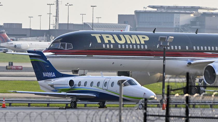 Avião de Trump aterra na Georia, para o antigo presidente entregar-se às autoridades Foto: Edward M. Pio Roda/EPA