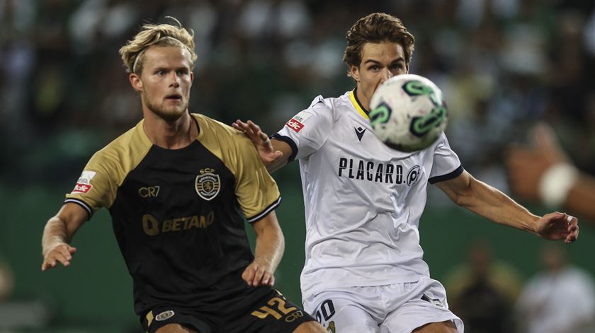 Hjulmand e Gustavo Sá durante o Sporting vs Famalicao. Foto: Miguel A. Lopes/EPA