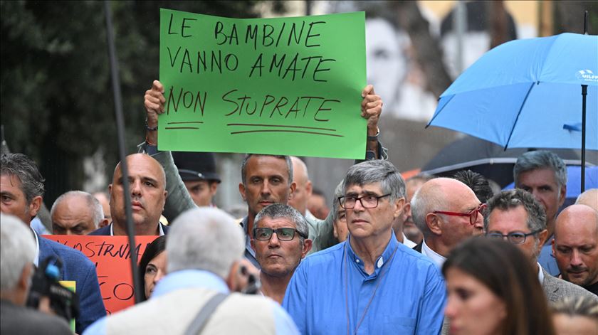 Manifestação contra violência sexual em Caivano, Nápoles, depois de casos de violação. Foto: Ciro Fusco/EPA