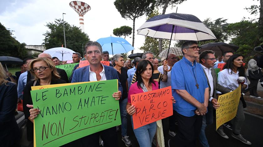 Manifestação contra violência sexual em Caivano, Nápoles, depois de casos de violação. Foto: Ciro Fusco/EPA