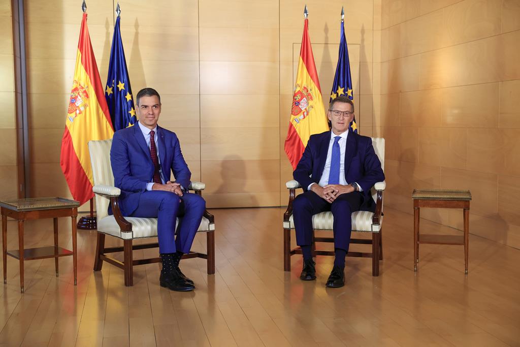Pedro Sánchez e Alberto Núñez Feijóo, dois políticos para um lugar. Foto: Zipi Aragon/EPA