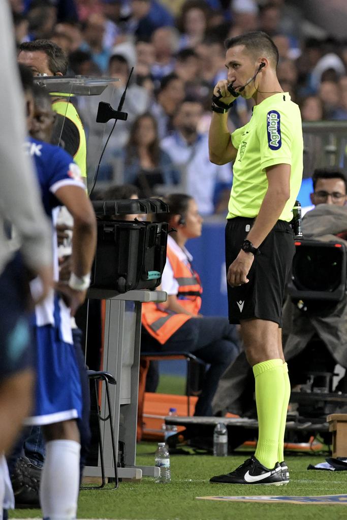 árbitro Miguel Nogueira ao telemóvel no FC Porto vs FC Arouca. Foto: Fernando Veludo/Lusa