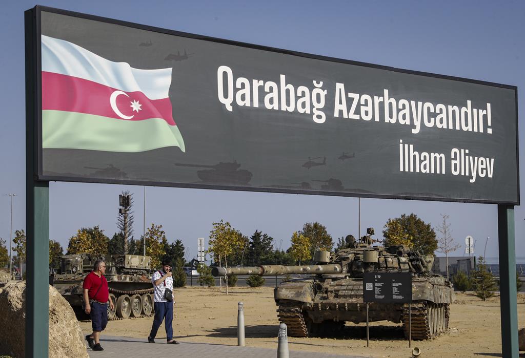 Cartaz em Baku, no Parque de Troféus Militares, declara que o "Karabakh é Azerbaijão". Foto: Maxim Shipenkov/EPA