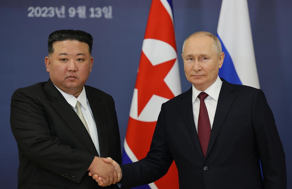 Líder da Coreia do Norte, Kim Jong Un, num recente encontro com Vladimir Putin. Foto: Vladimir Smirnov/Sputnik/Kremlin Pool/EPA