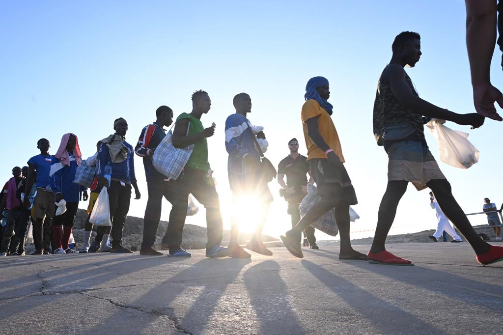 Migrantes em Lampedusa. Foto: Ciro Fusco/EPA