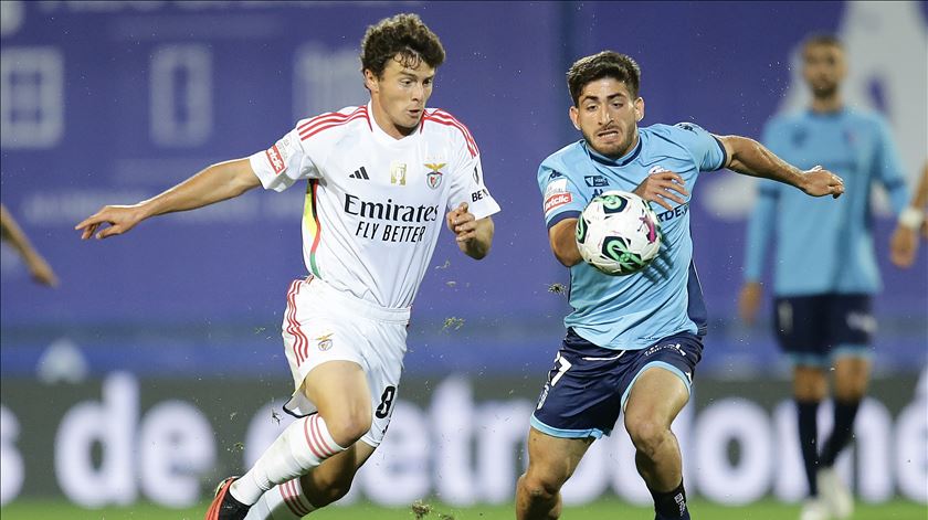 João Neves e Matias Lavaca no FC Vizela - Benfica. Foto: Manuel Fernando Araujo/Lusa