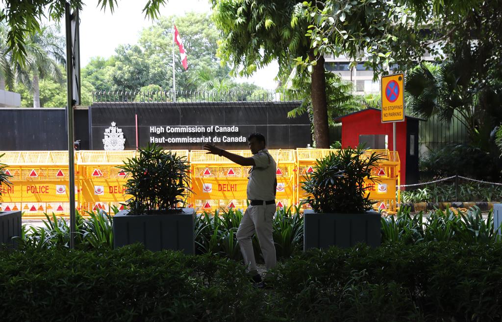 Polícia indiana monta perímetro de segurança à volta da embaixada do Canadá, em Nova Deli. Foto: Rajat Gupta/EPA