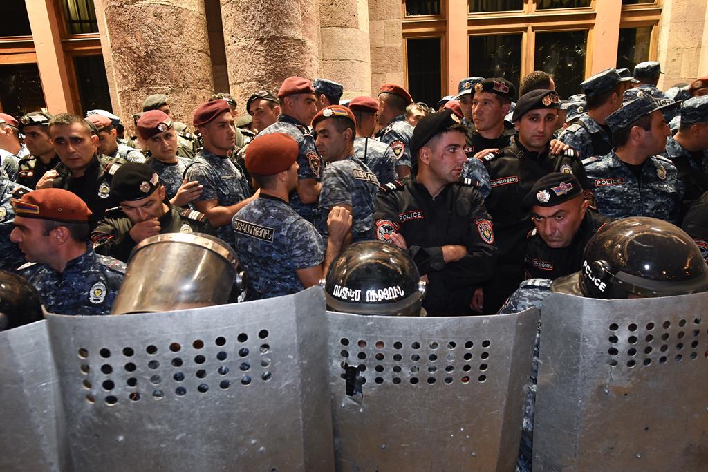  Arménios protestam contra as ações militares do Azerbaijão na região de Nagorno-Karabakh. Foto: Narek Aleksanyan/EPA