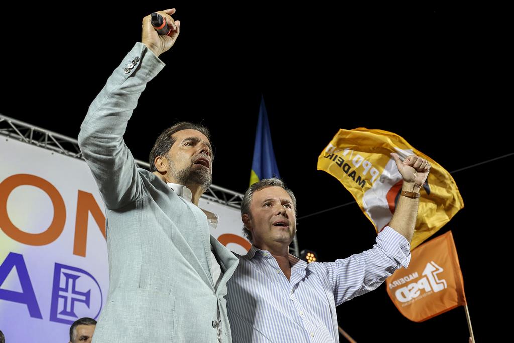 Miguel Albuquerque e Rui Barreto apontados à vitória, mas com maioria absoluta por um fio. Foto: Paulo Novais/Lusa