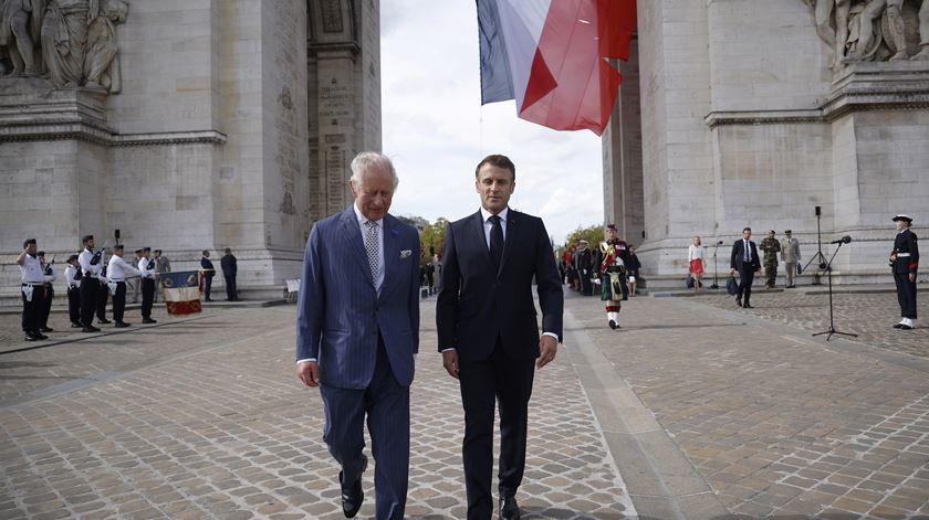Carlos III e Macron. Foto: Yoan Valat / Pool / EPA