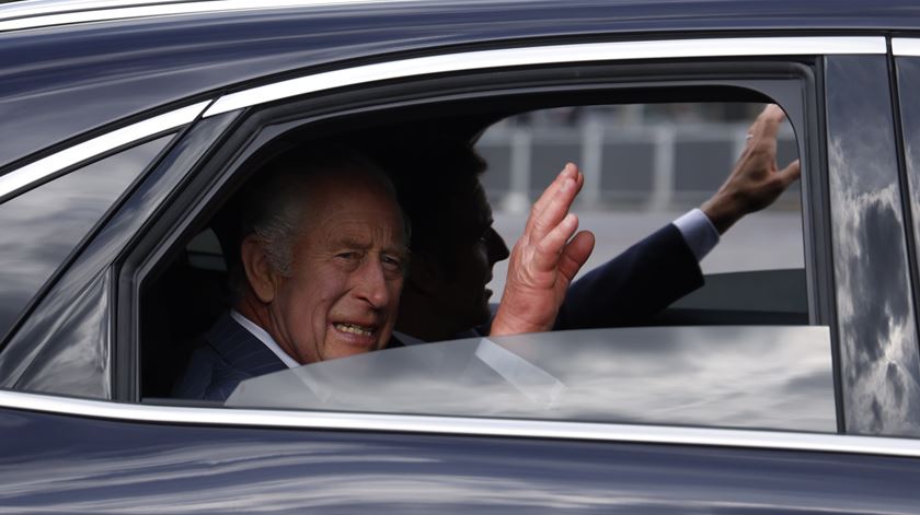Carlos III dirige-se para Paris. Foto: Yoan Valat / Pool / EPA
